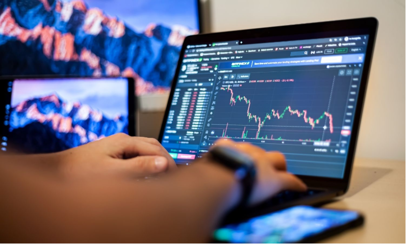 منصات التداول: بوابتك الرقمية إلى الأسواق المالية العالمية